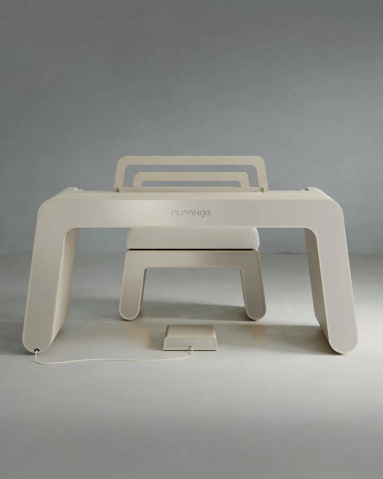 Névé Edition, back view, daylight